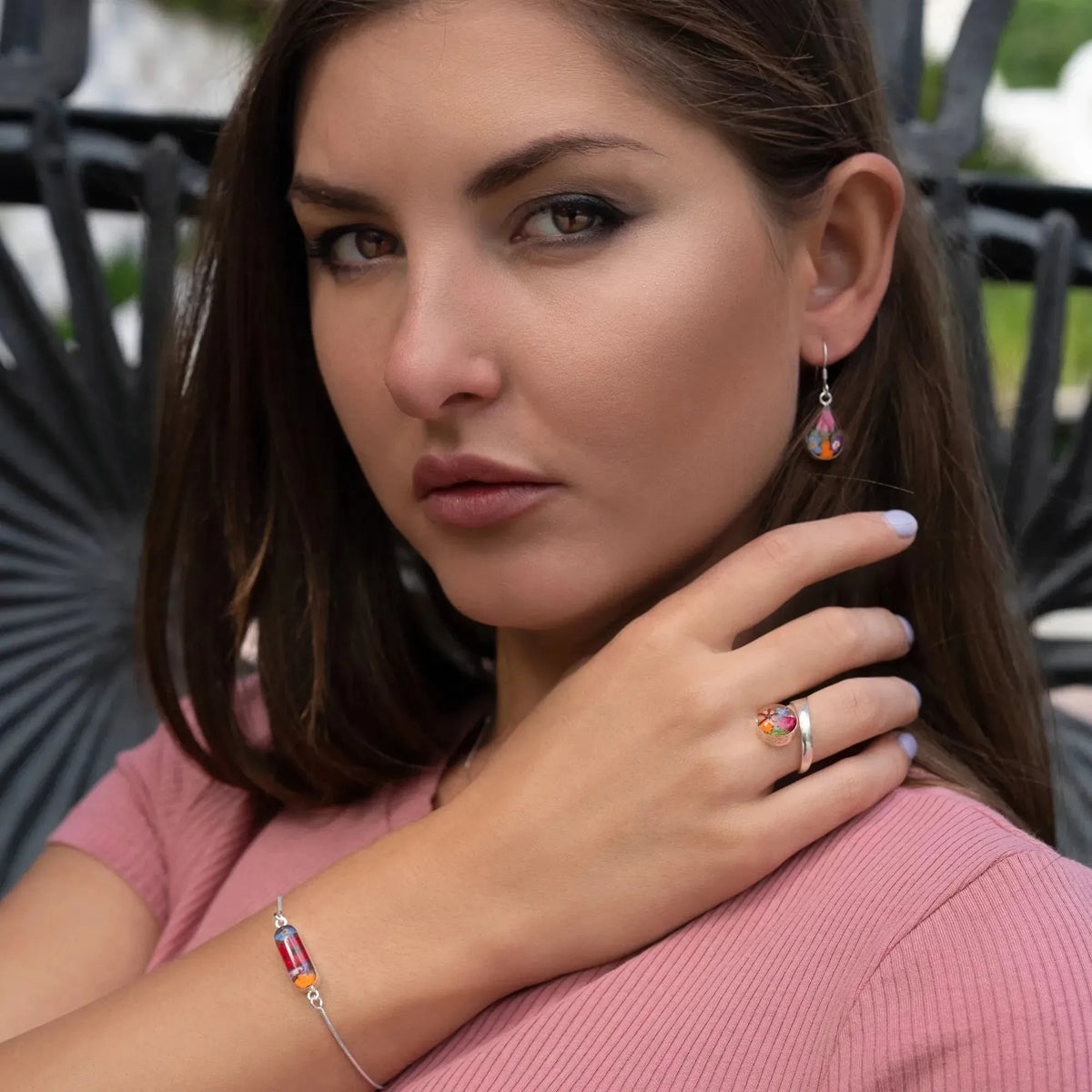 Pulsera ovalada de serpiente con flores variadas