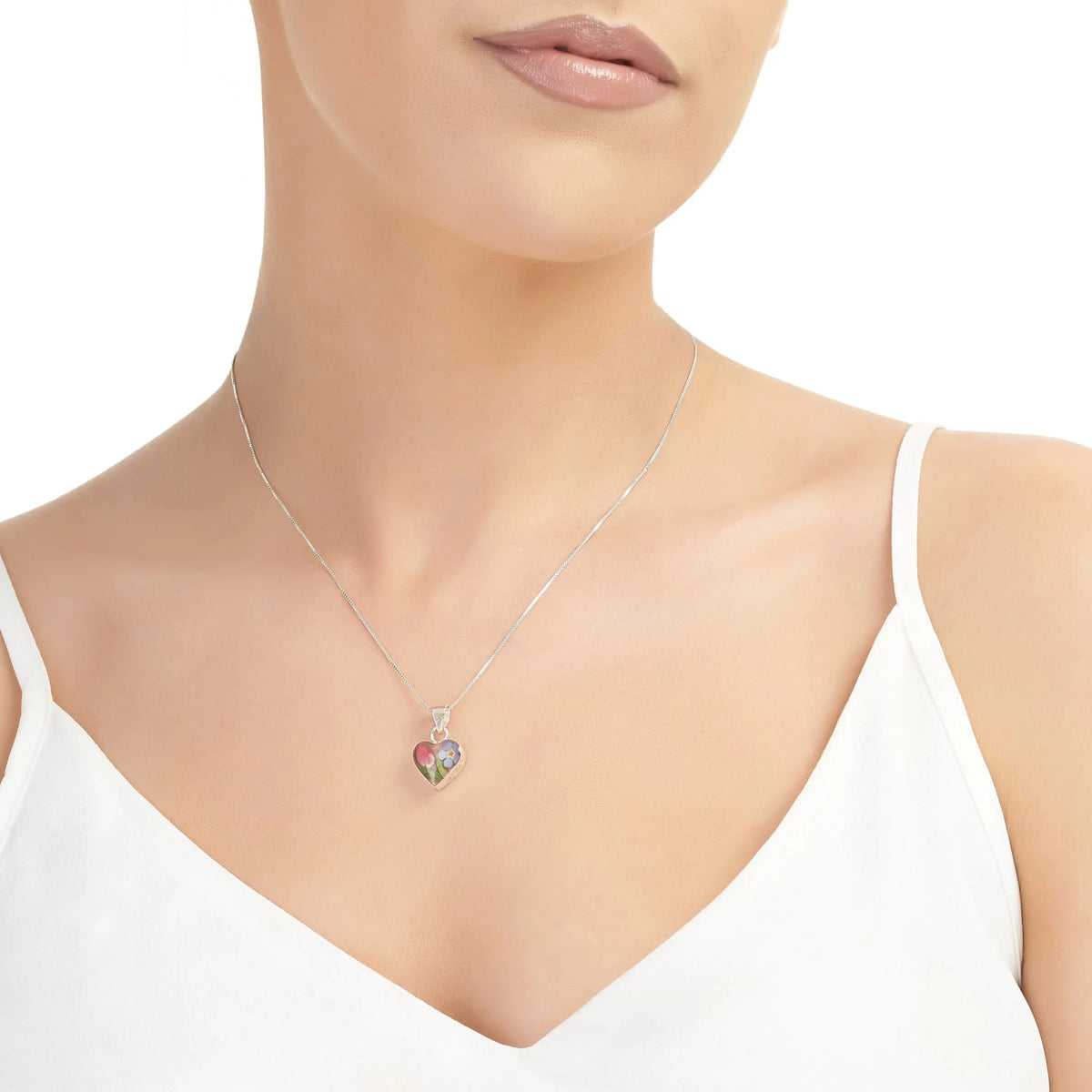 Collar con colgante de corazón de nomeolvides y rosa miniatura