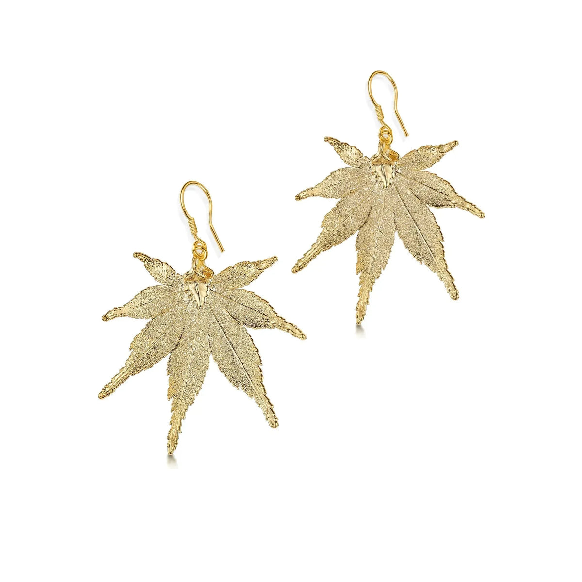 Pendientes con hoja de arce japonesa bañada en oro